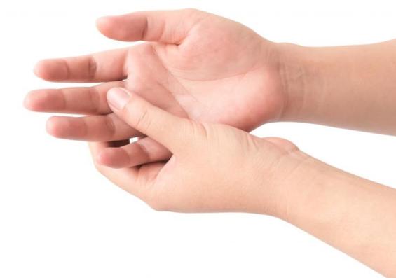 When to Seek Help for a Jammed Finger - Athletico
